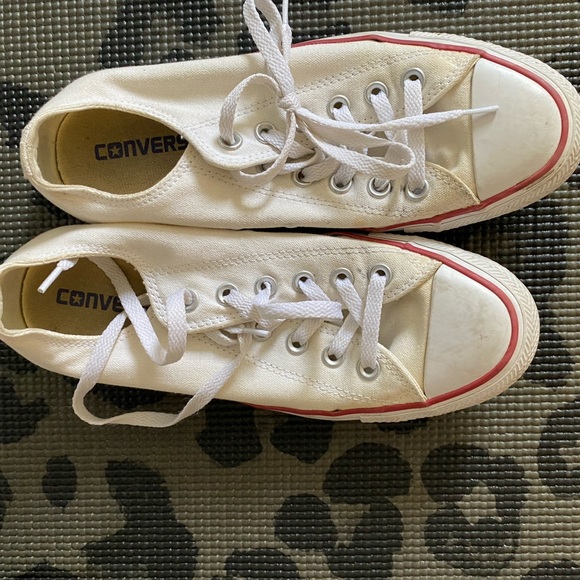 White converse - Picture 1 of 3